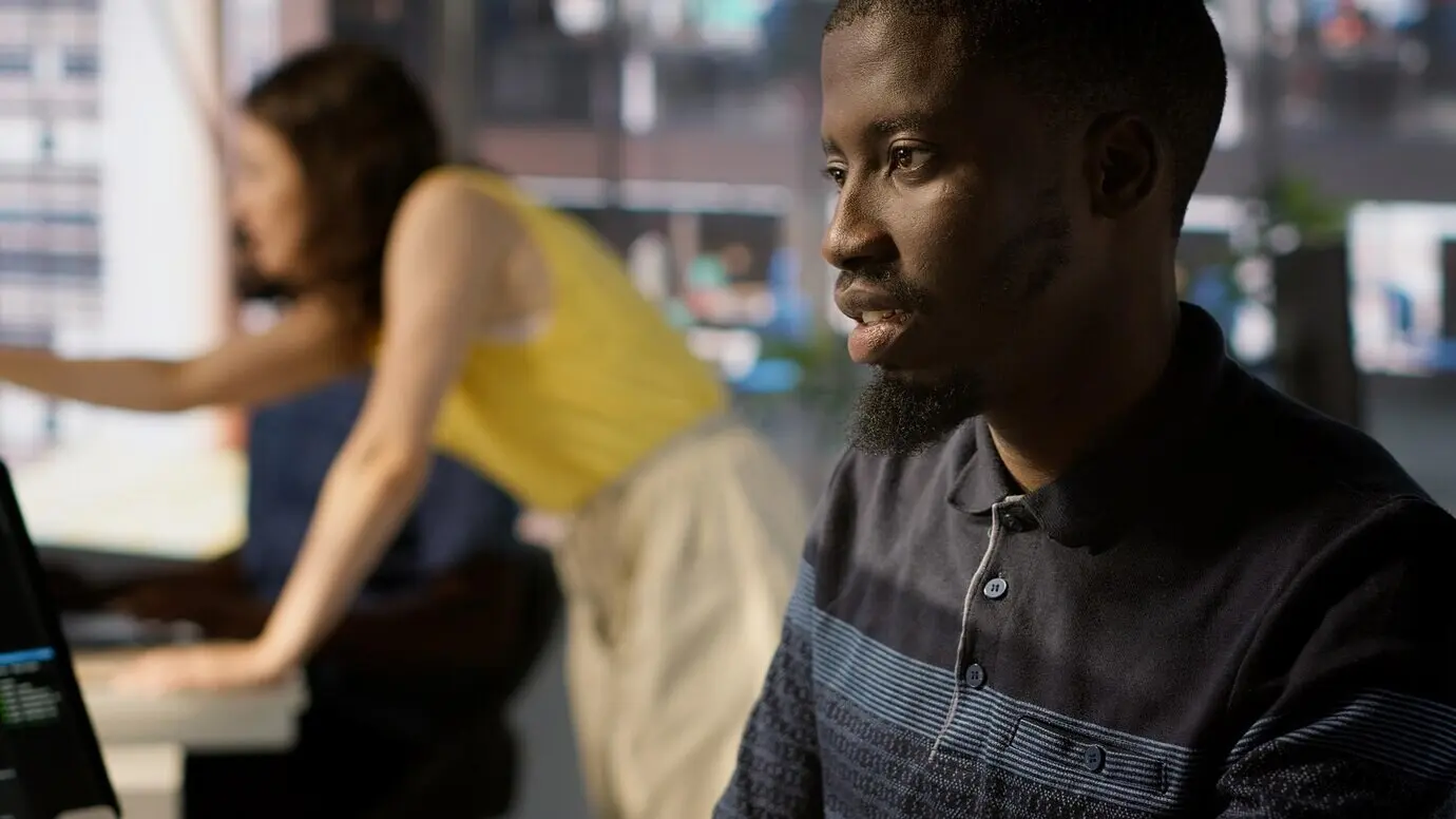 Крупный план системного администратора, занимающегося обеспечением качества программного обеспечения с помощью планшета.