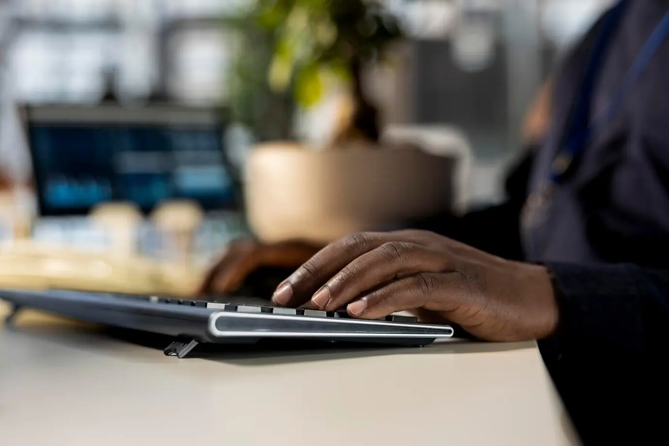 Успешный афроамериканский сотрудник, занимающийся финансовым планированием.