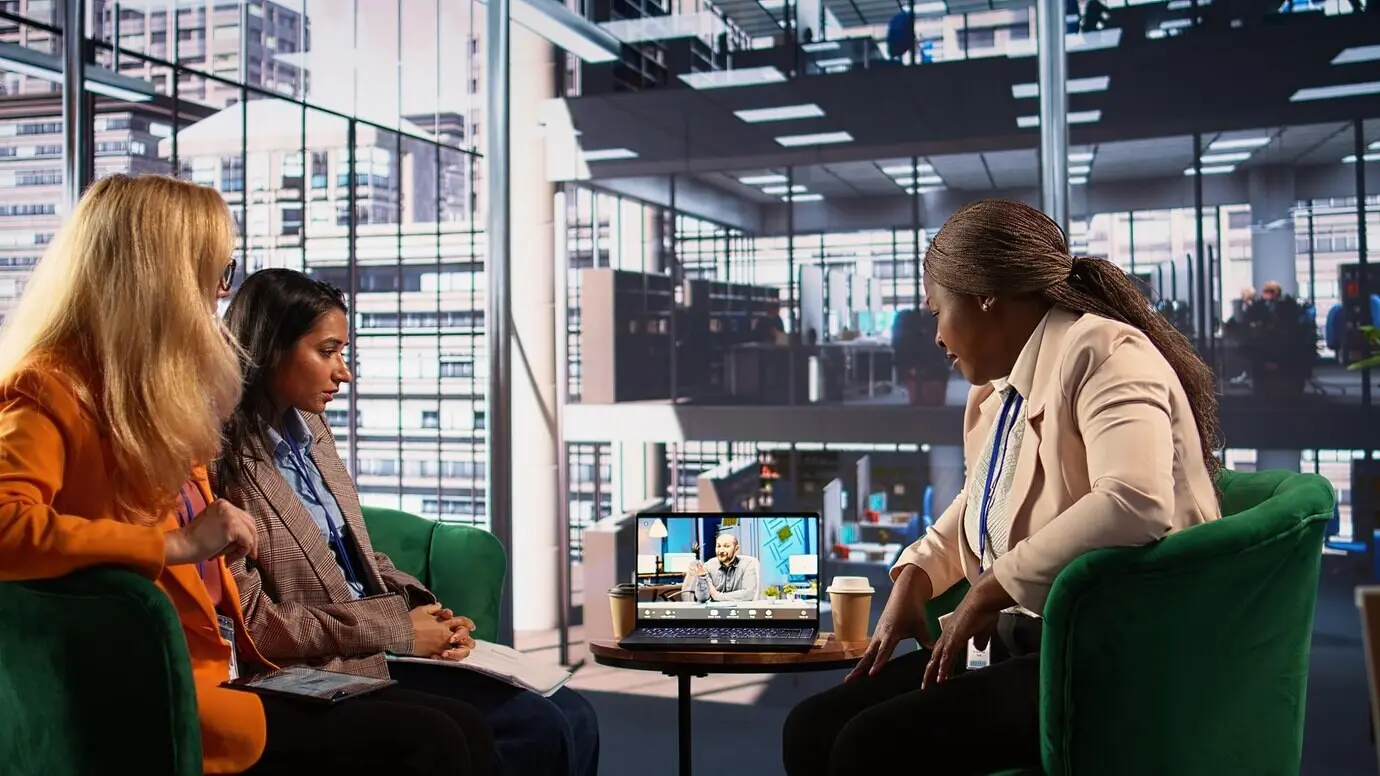 Команда уверенных в себе деловых женщин участвует в видеозвонке с генеральным директором.