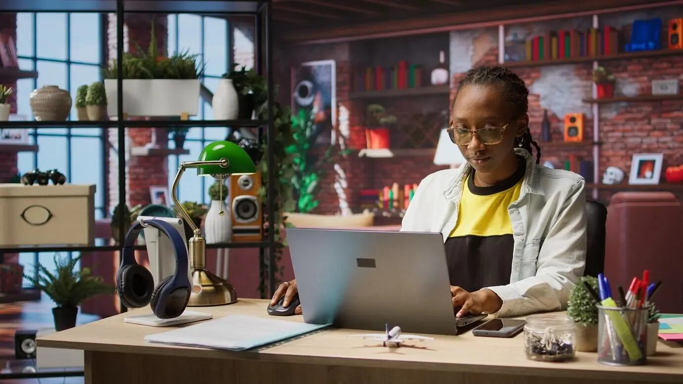 Удалённый сотрудник дома начинает рабочую смену, открывая ноутбук для анализа данных.