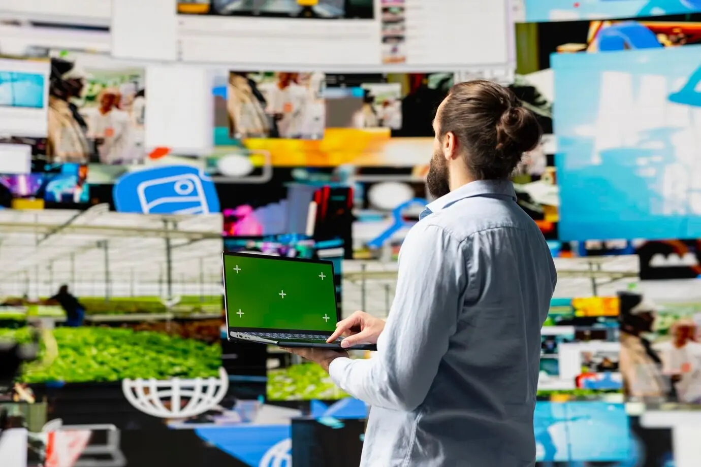 Менеджер по социальным сетям использует устройство с изолированным дисплеем для онлайн-присутствия.