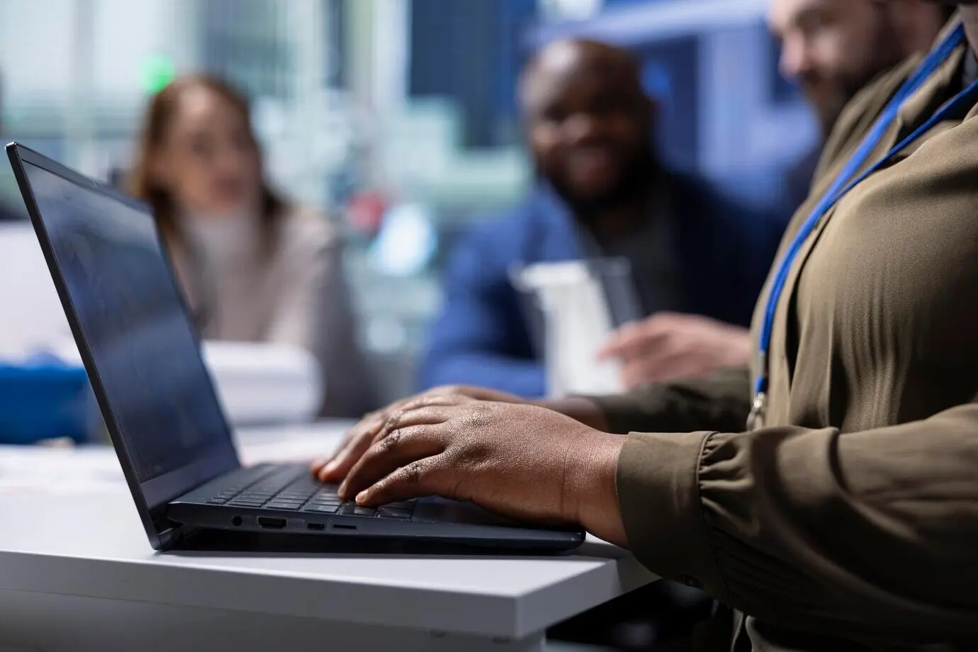 Сотрудник фотовольтаического завода изучает метрики работоспособности системы на ноутбуке